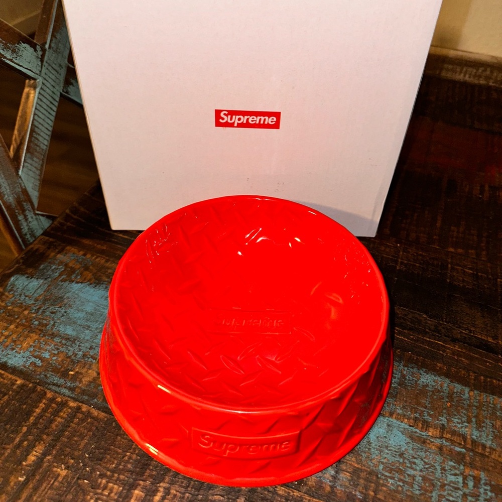 New, never used SUPREME ceramic dog bowl 🔥
